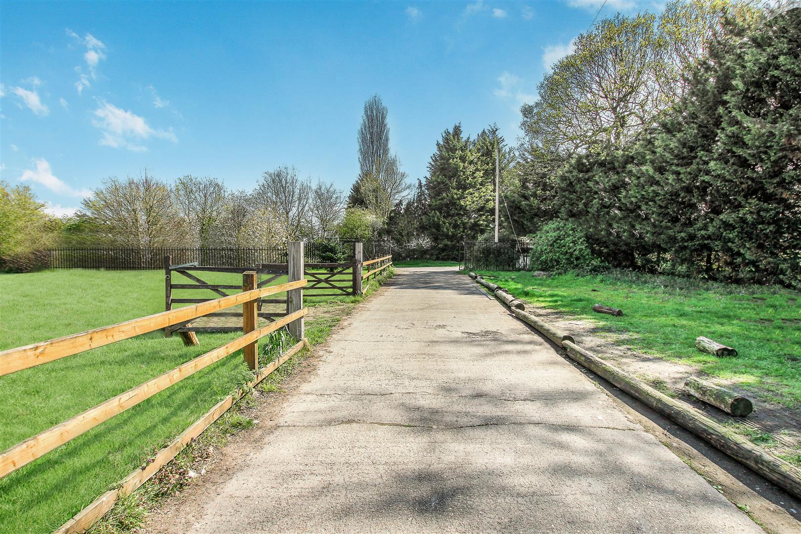 Stapleford Road, Stapleford Abbotts, Keith Ashton